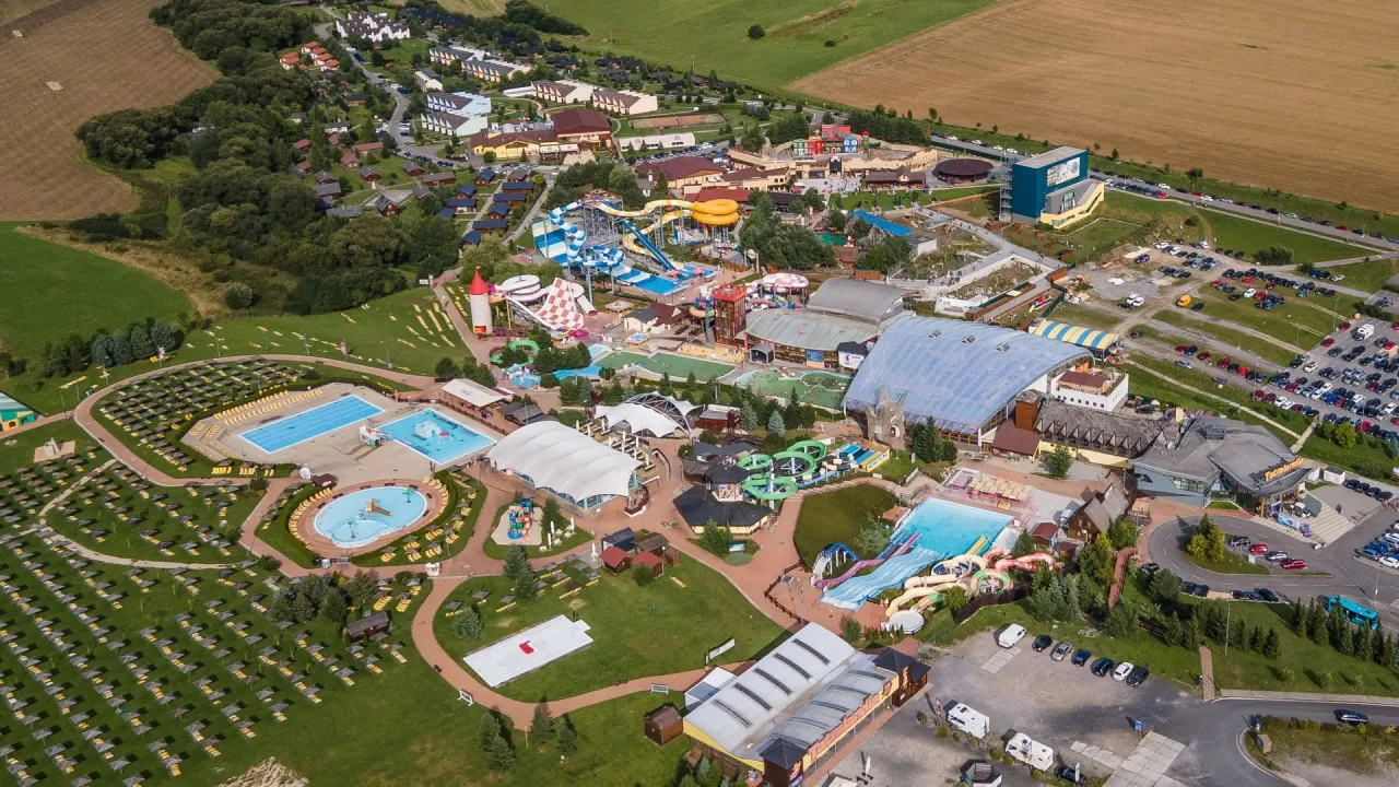 Kompleks basenów i zjeżdżalni wodnych, który może być odpowiedzią na pytanie, które termy w Polsce są najlepsze.