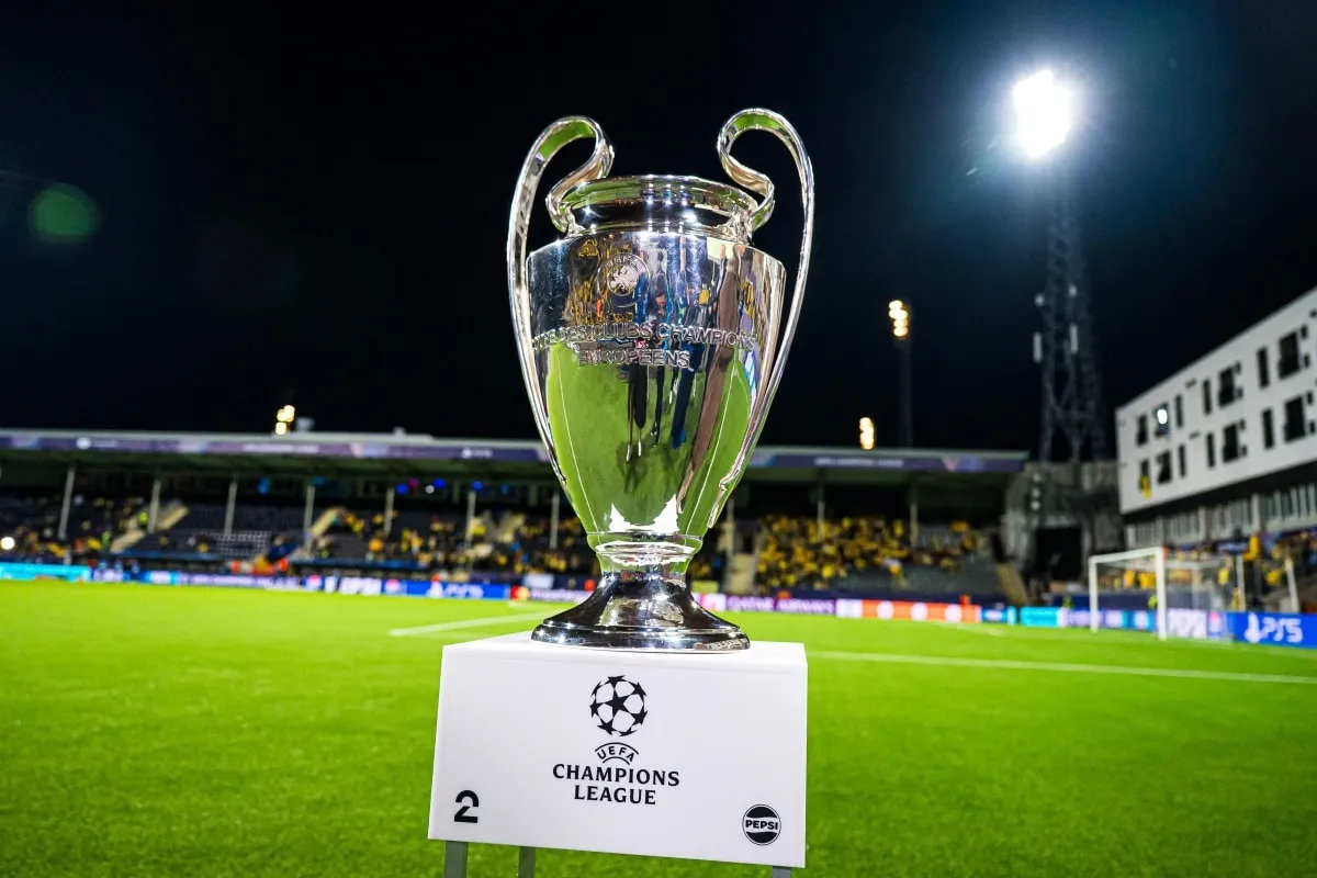 Trofeum Ligi Mistrz&oacute;w na podium, tuż przed finałem. Piłkarskie emocje i marzenia o zwycięstwie.