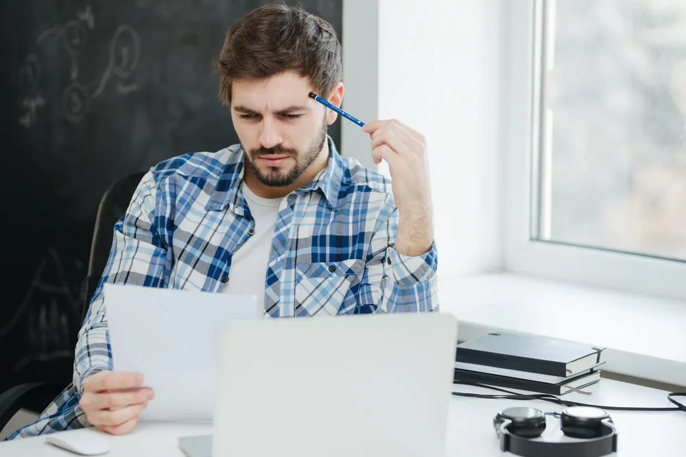 osoba zastanawiająca się nad karierą