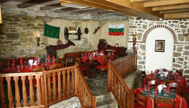 Tradycyjna bułgarska mehana wnętrze