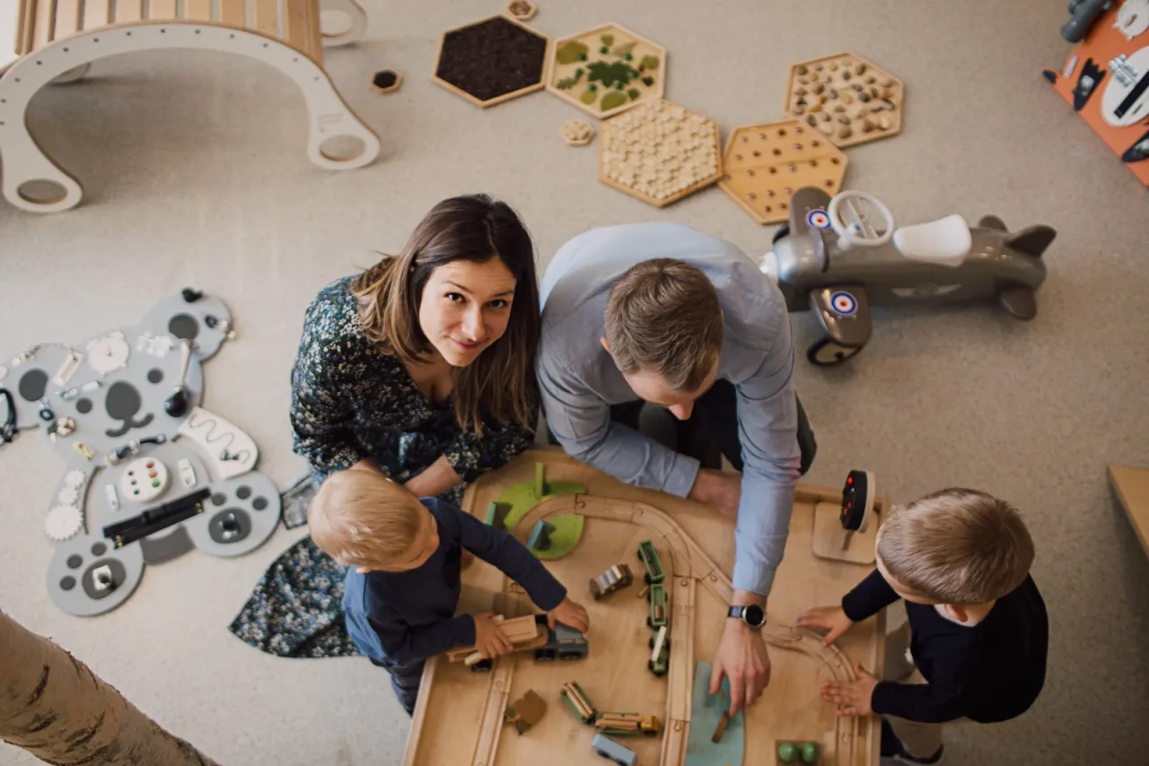 Wyb&oacute;r bezpiecznych drewnianych zabawek sensorycznych