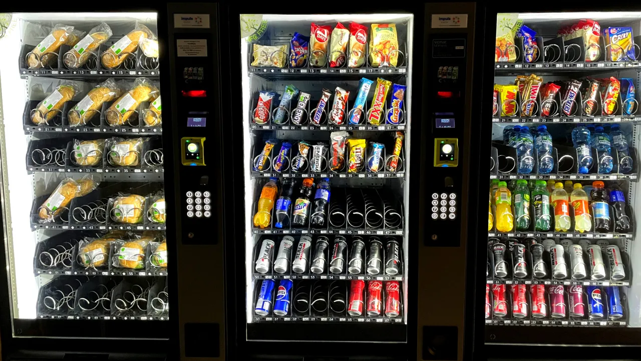 nowoczesne maszyny vendingowe z płatnościami bezgot&oacute;wkowymi