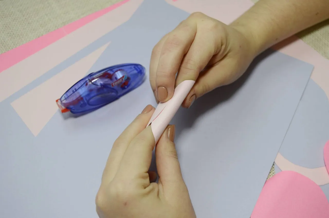 Dzieci bawiące się wr&oacute;żbą z papieru