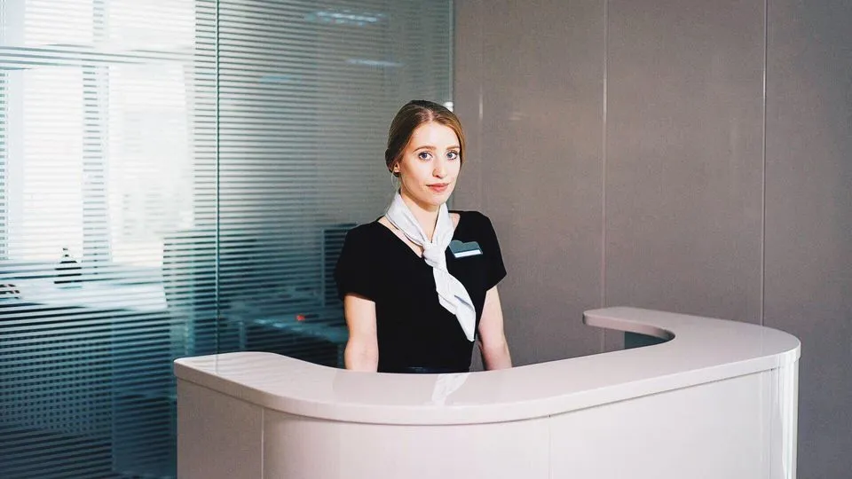 Zdjęcie Ile godzin pracuje recepcjonistka w hotelu? Zaskakujące fakty!