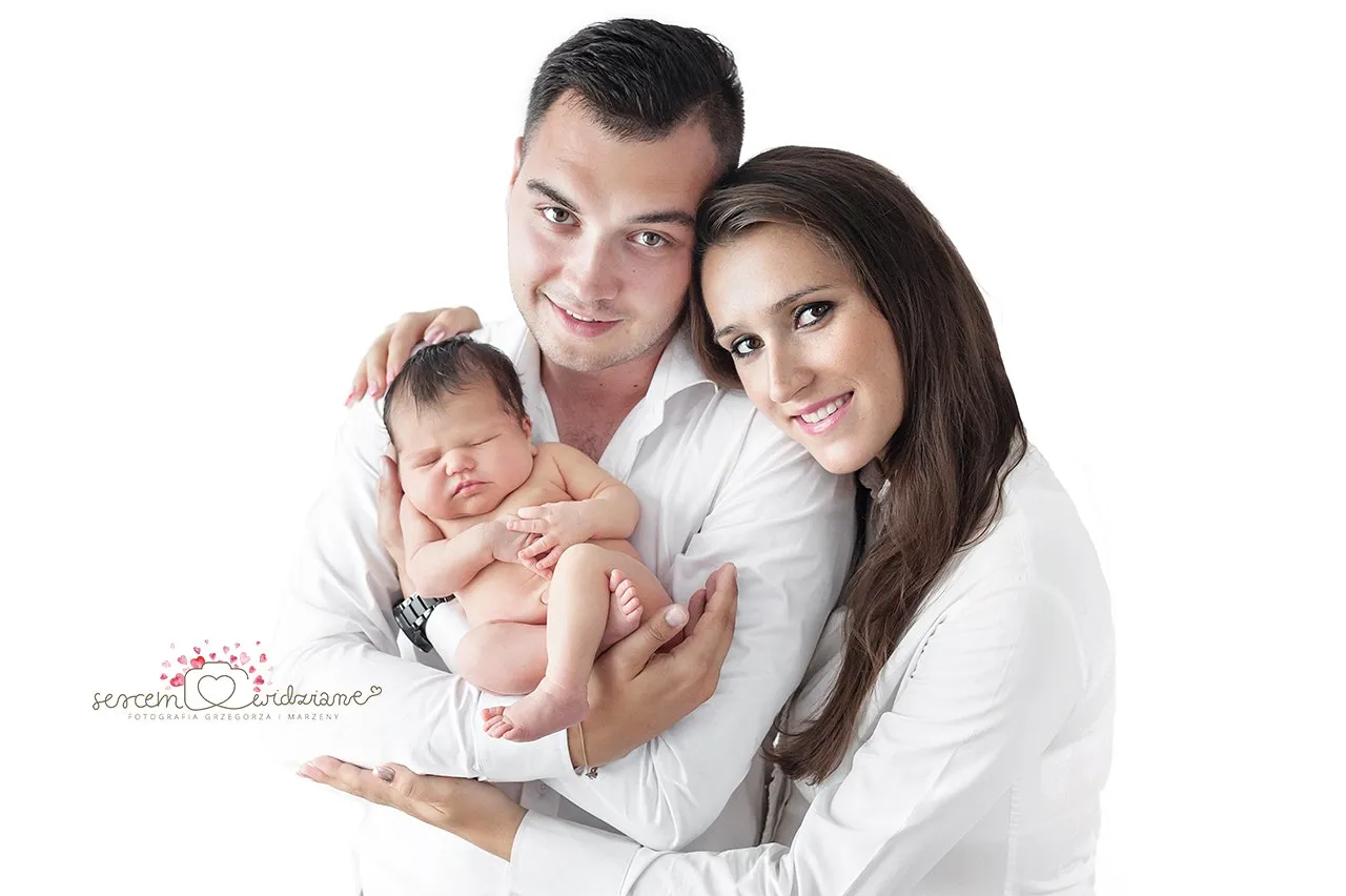 rodzice z noworodkiem