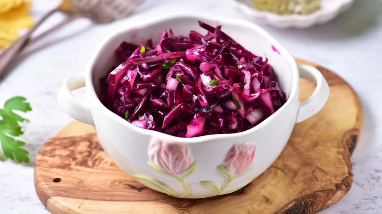 Jaka sałatka do kark&oacute;wki? Ta pyszna, czerwona kapusta z cebulką i natką pietruszki to idealny dodatek.