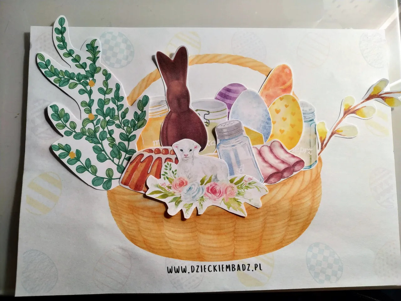 Jak zrobić koszyczek wielkanocny? Zobacz, jak pięknie można ozdobić go pisankami, zajączkiem, barankiem i wiosennymi kwiatami.