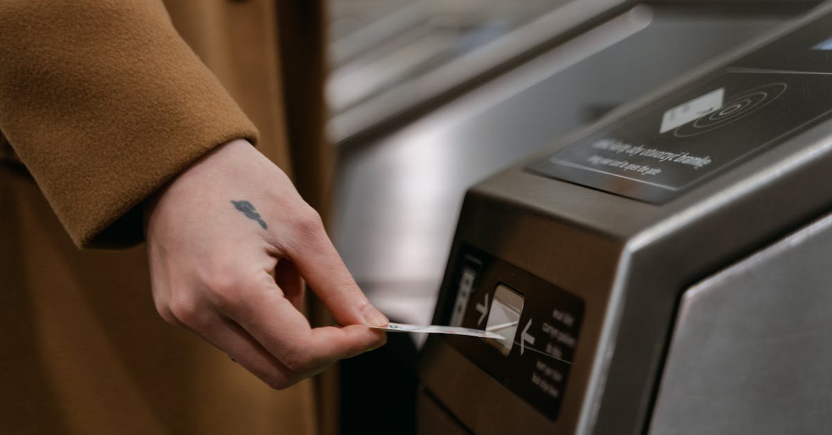 Którą Stroną Wkładać Kartę do Bankomatu? Jak Włożyć Kartę do Bankomatu w 2023