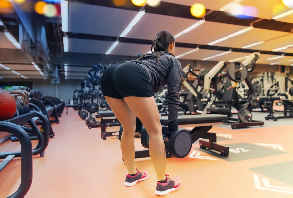 Kobieta wykonująca ćwiczenia na uda i pośladki