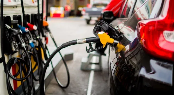 Samochód na stacji paliw, pomyłka przy tankowaniu