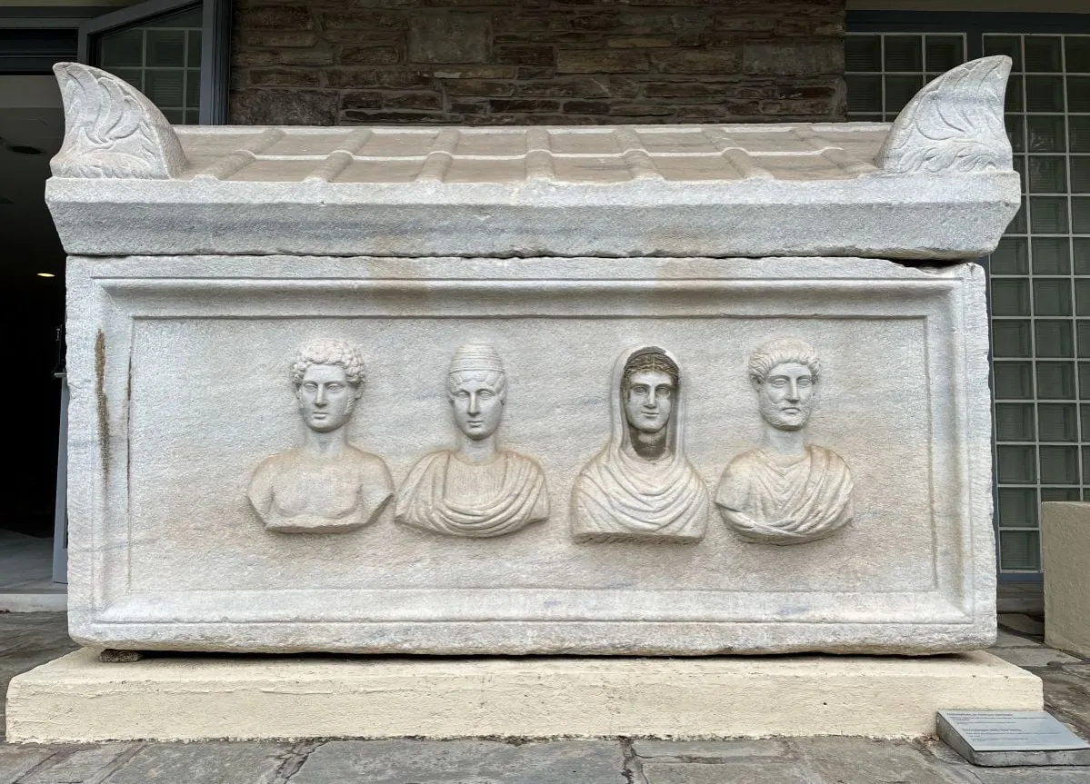 Osoba pogrążona w zadumie, trzymająca pamiątkę