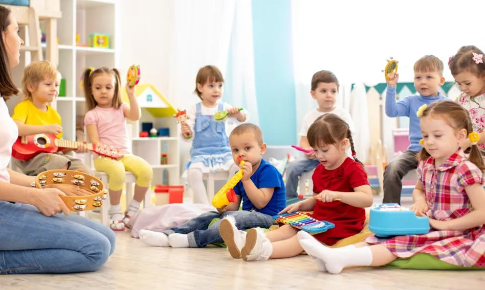 dzieci w przedszkolu pracujące nad projektem edukacyjnym