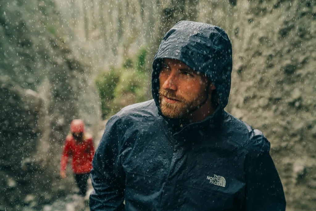 różne rodzaje kurtek przeciwdeszczowych w góry