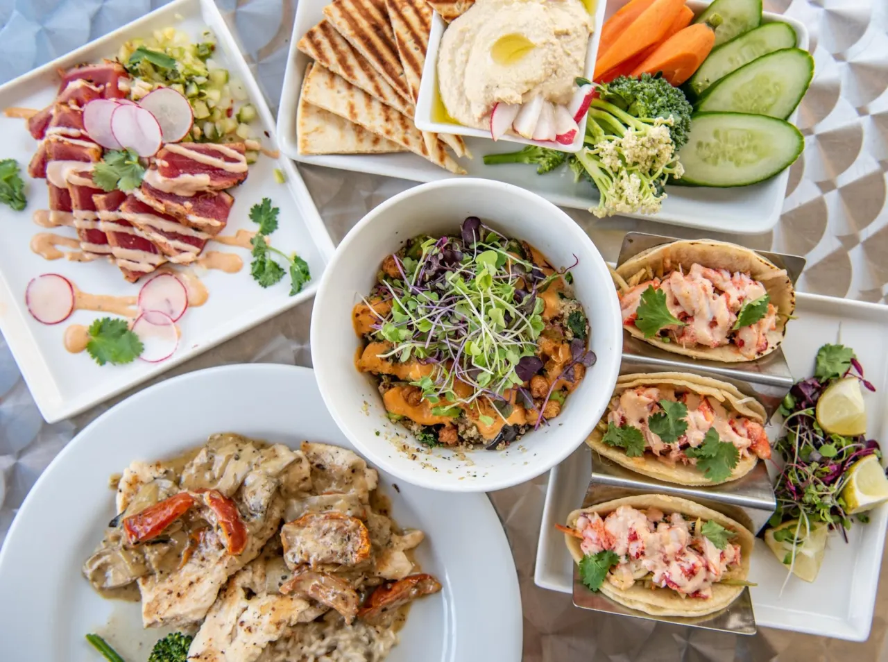 R&oacute;żnorodne dania na sobotni obiad, st&oacute;ł pełen jedzenia, weekendowe gotowanie