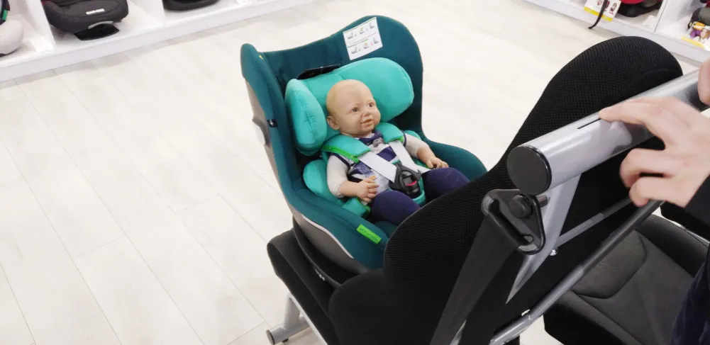 przymiarka fotelika samochodowego do samochodu