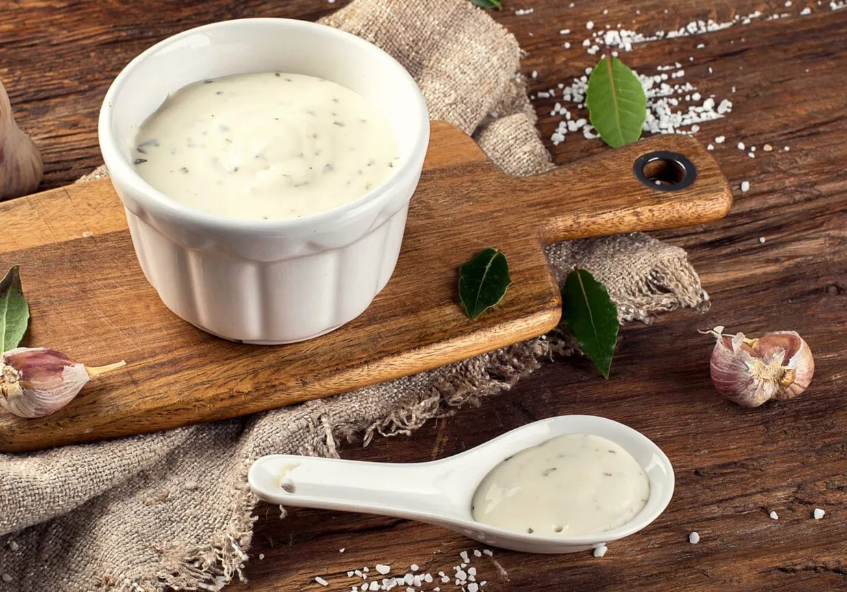 składniki na sos śmietanowy ziołowy czosnkowy