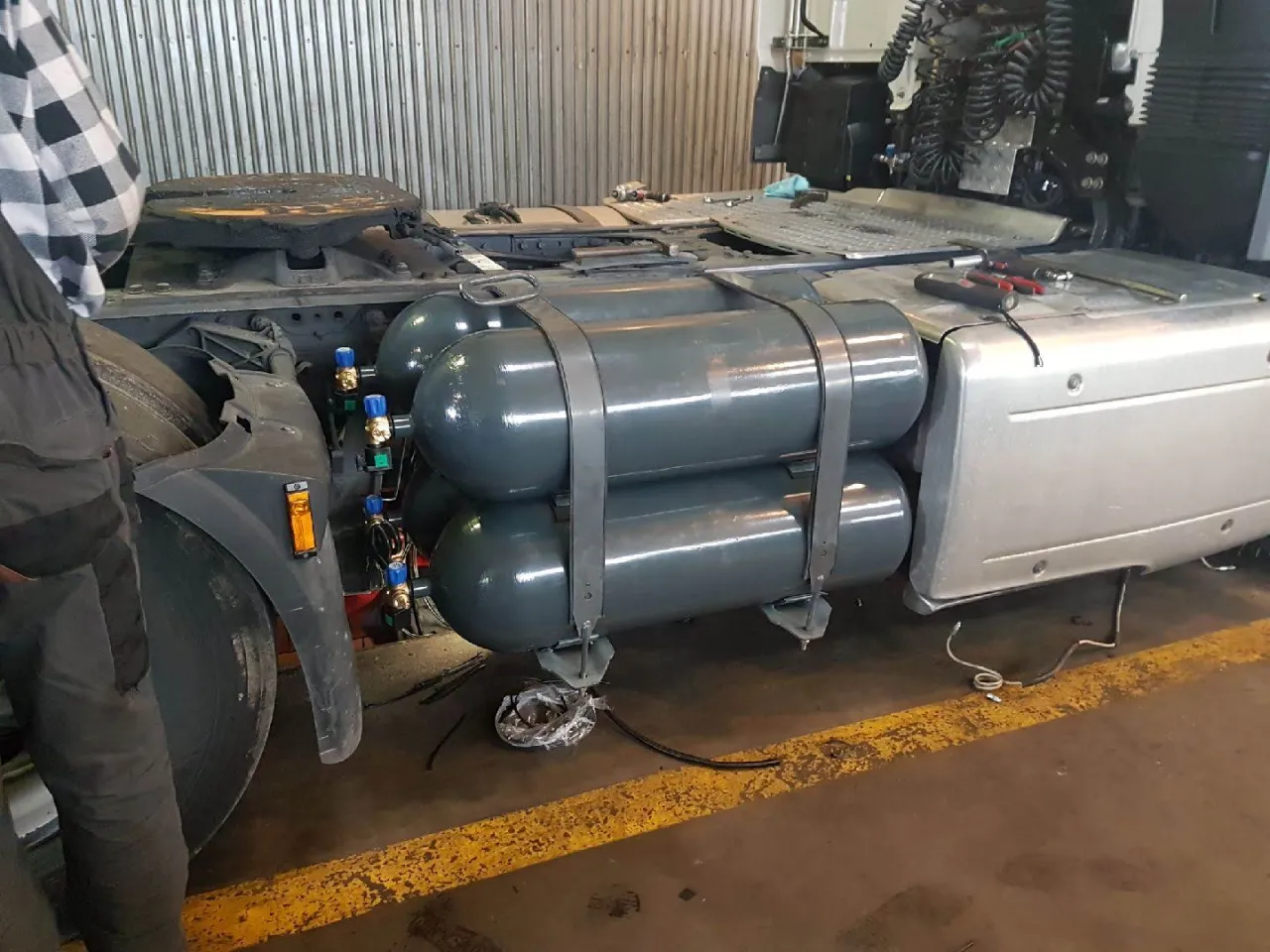 zbiornik CNG w samochodzie lub stacja tankowania CNG