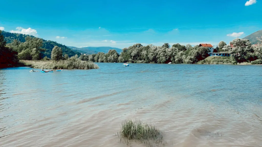 Jezioro Żywieckie plaża z widokiem na g&oacute;ry