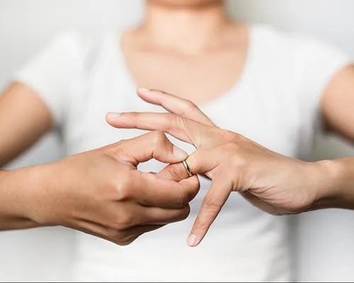 Sposoby na zdjęcie ciasnej obrączki w ciąży