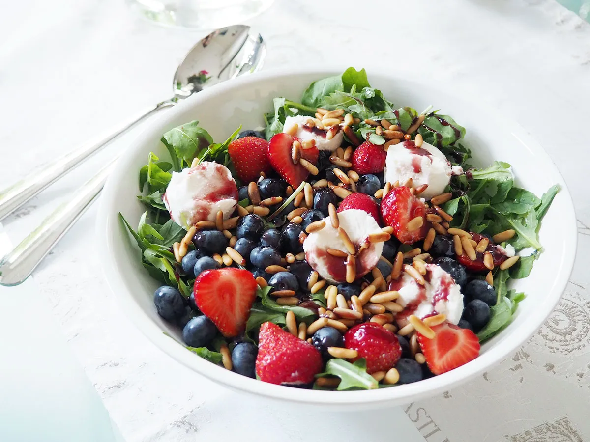 Rucola Salat mit Erdbeeren Ziegenkäse