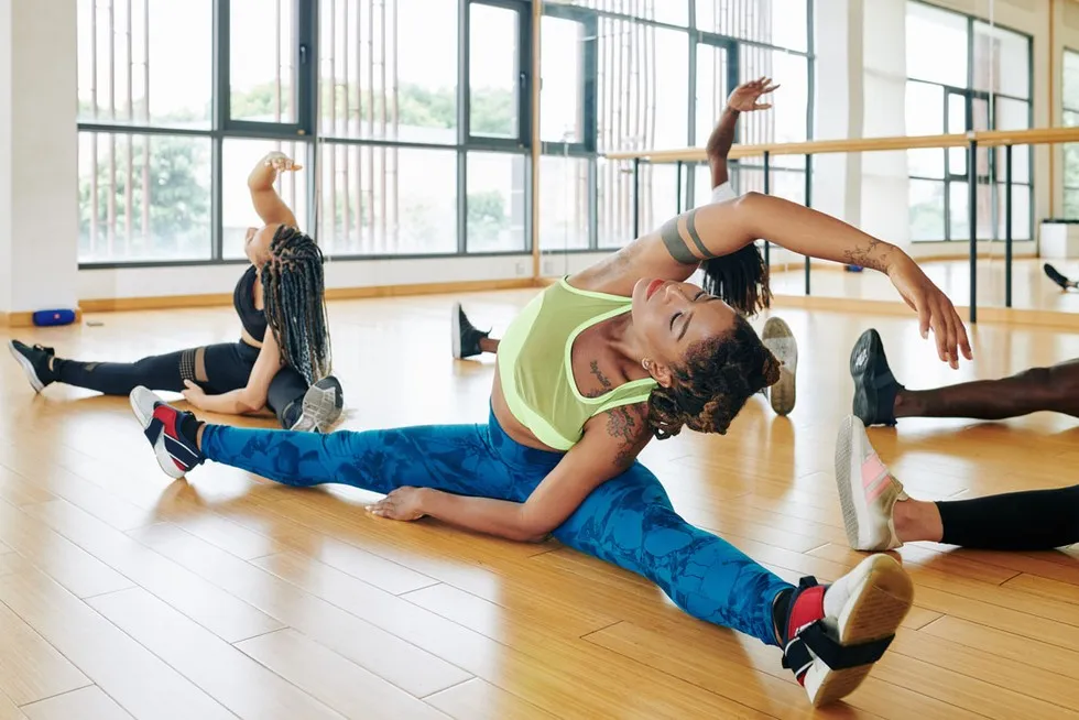 kobieta wykonująca szpagat, różne rodzaje szpagatu