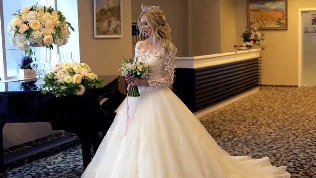 Panna młoda w białej sukni ślub cywilny