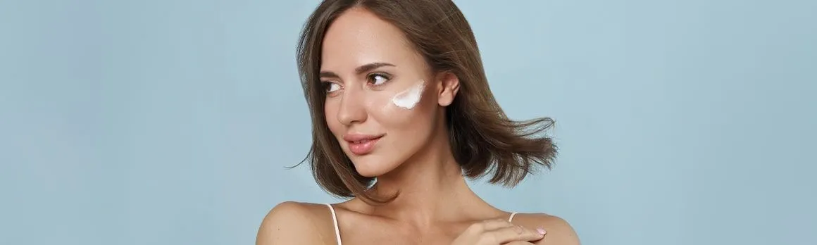 kobieta przygotowująca sk&oacute;rę pod makijaż, nawilżanie twarzy