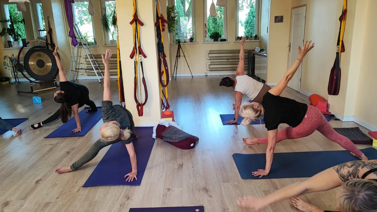 Uśmiechnięta kobieta po 50. roku życia, zrelaksowana, naturalne światło