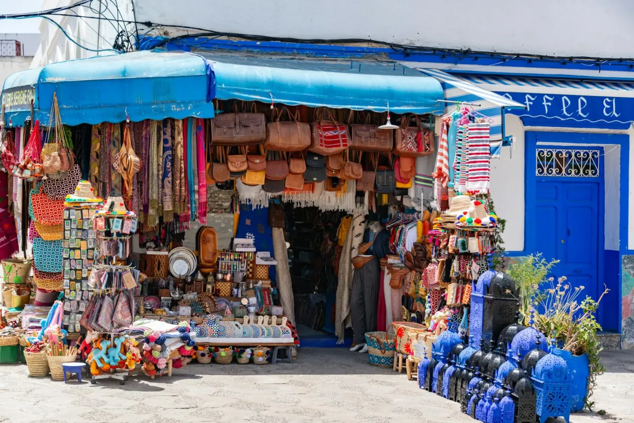 Tunezyjski bazar spożywczy, przyprawy, oliwa, daktyle