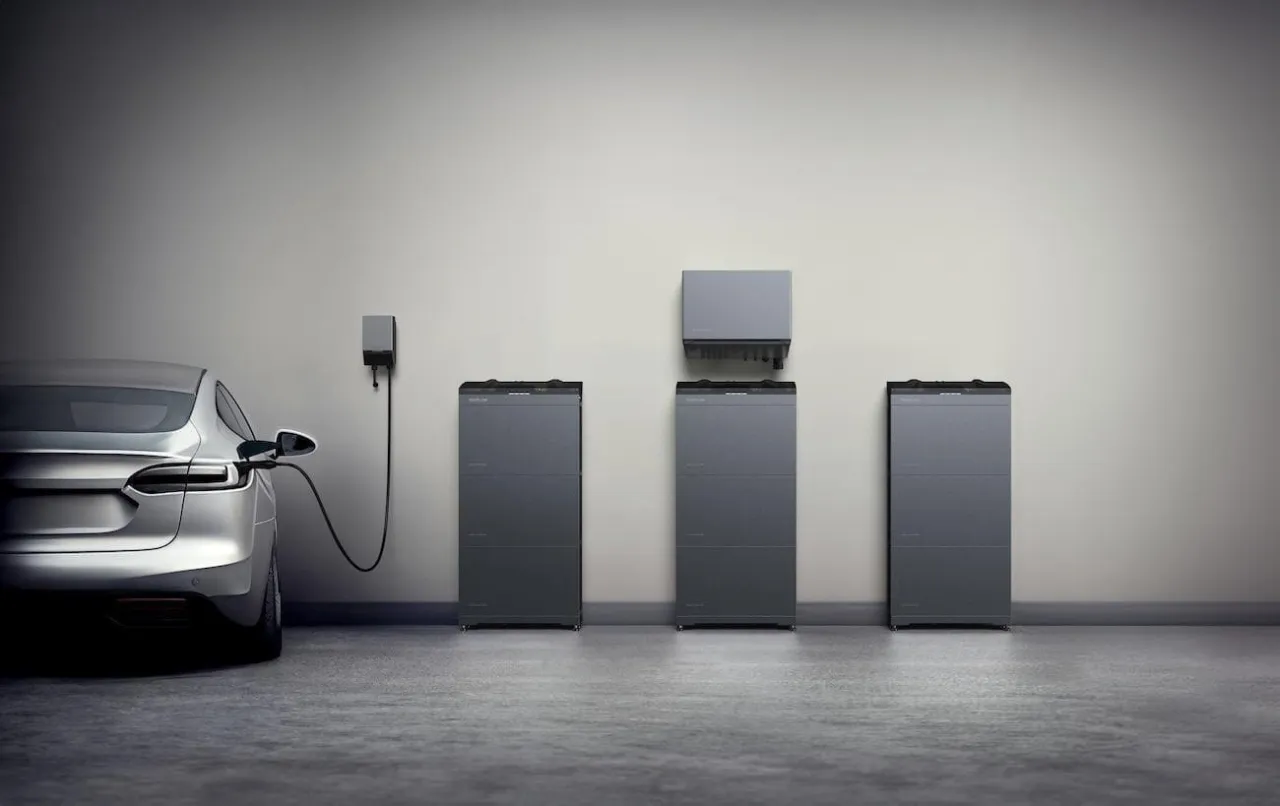 ładowanie samochodu elektrycznego w domu gniazdko wallbox