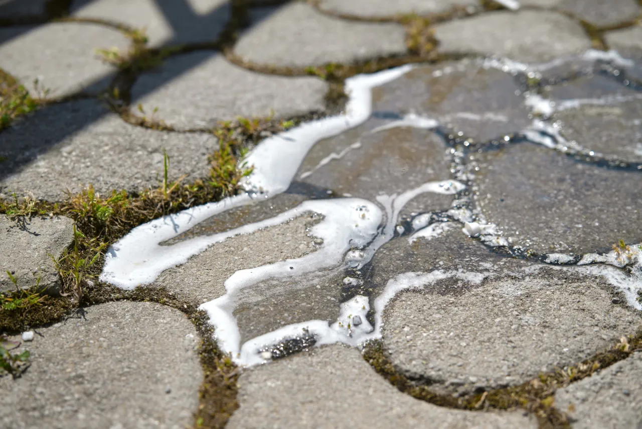 Domowe środki czystości do kostki brukowej