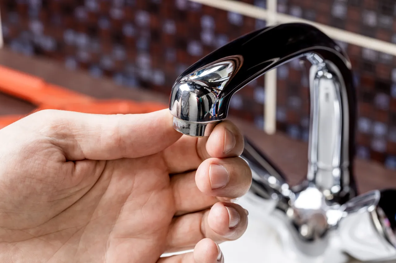 perlator w kranie, sitko do kranu, strumień wody z kranu