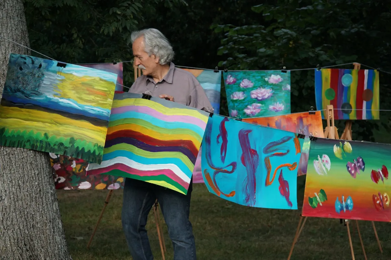 Postać medytująca lub artysta w pracowni symbolizujący tw&oacute;rczą samotność