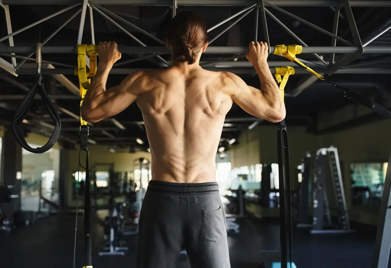Trening pleców, mężczyzna na siłowni