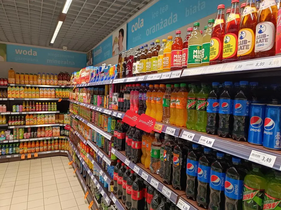 ekspozycja napoj&oacute;w w sklepie