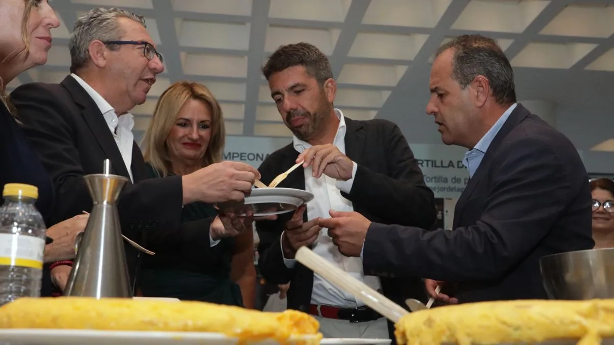 Titulares de prensa sobre el almuerzo de Carlos Maz&oacute;n durante la DANA