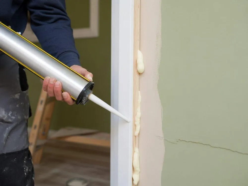 Uszczelnianie ościeżnicy pianką montażową