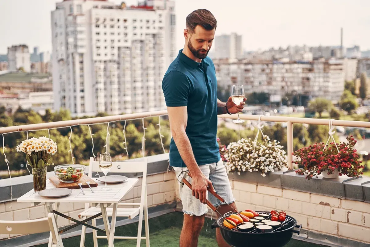 Zdjęcie Grill jednorazowy na balkonie - co musisz wiedzieć, aby nie narazić się sąsiadom