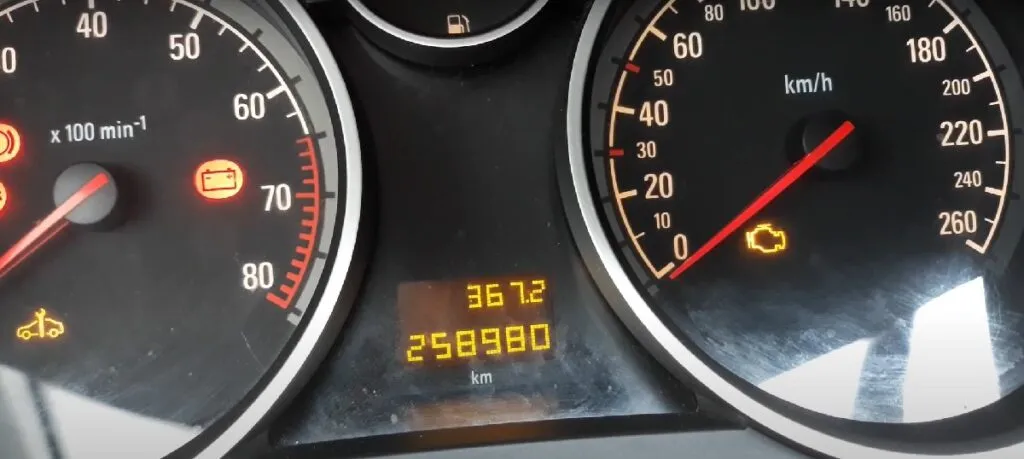 Zdjęcie Co oznacza kontrolka samochód z kluczykiem Opel? Problemy i rozwiązania