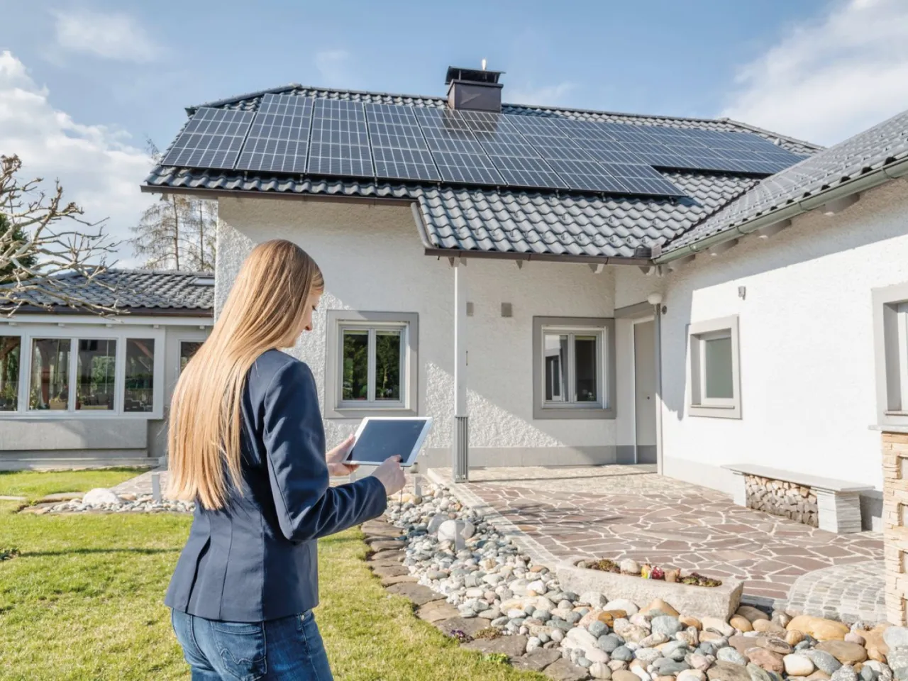 Zdjęcie Inteligentny dom z fotowoltaiką i magazynowaniem energii - jak to osiągnąć?