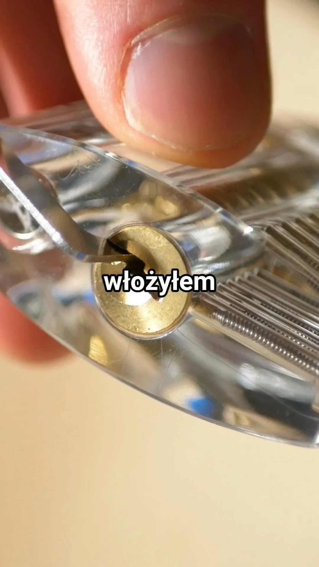 Zdjęcie Jak otworzyć zamek bez klucza w szafce - skuteczne metody i porady