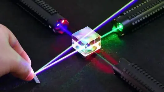 Zdjęcie Kto wynalazł laser? Poznaj fascynującą historię i kluczowe postacie
