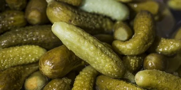 Zdjęcie Czy można pić sok z ogórków kiszonych? Sprawdź, jakie są ryzyka i korzyści
