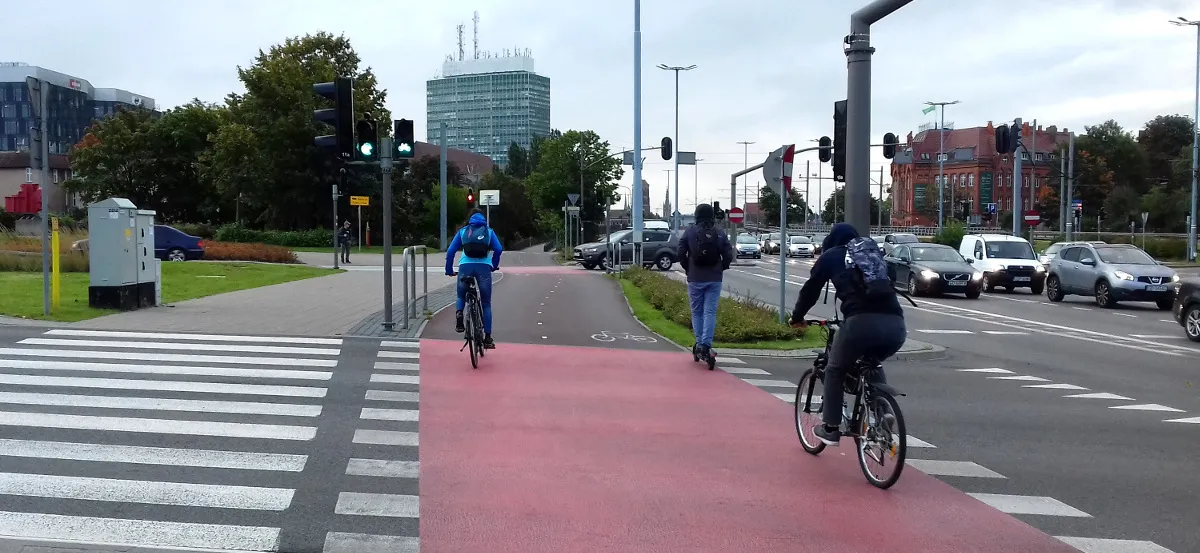 Zdjęcie Kiedy rowerzysta może korzystać z chodnika? Zasady, które musisz znać