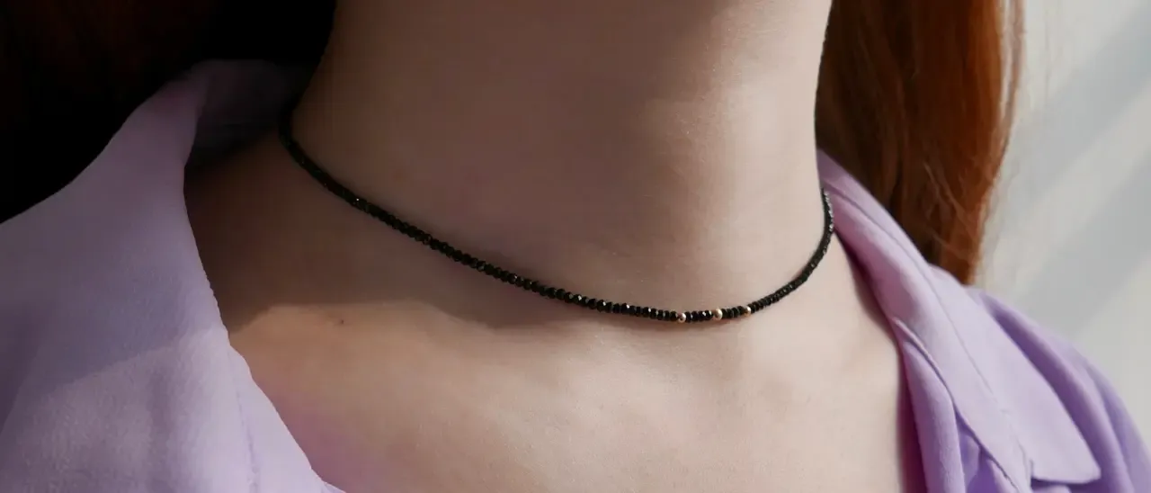 Zdjęcie Naszyjnik choker co oznacza: historia, styl i jego znaczenie