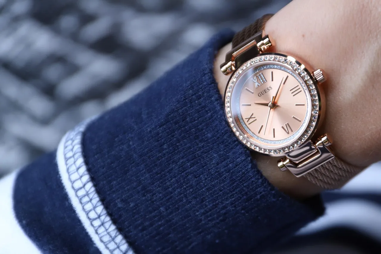 Zdjęcie Zegarki Guess damskie: Jak wybrać idealny zegarek i uniknąć podr&oacute;bek?