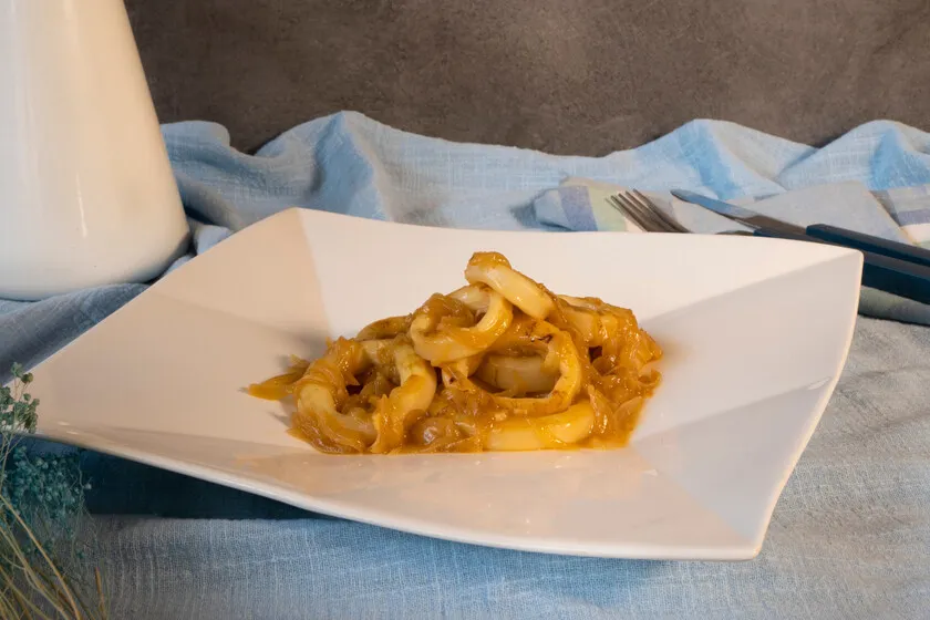 Zdjęcie Receta de calamares encebollados de la abuela que evoca nostalgia