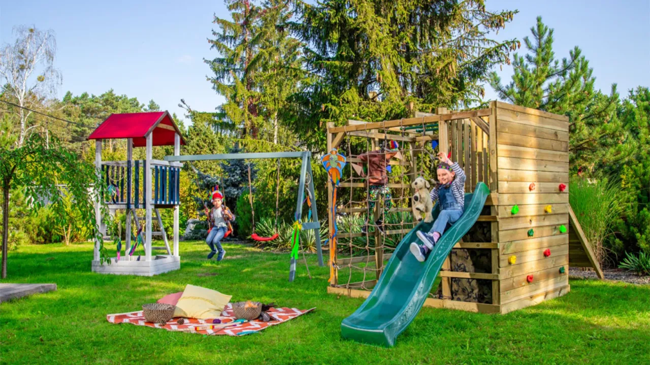 Zdjęcie Jak zaplanować plac zabaw w ogrodzie, by zapewnić bezpieczeństwo dzieci?