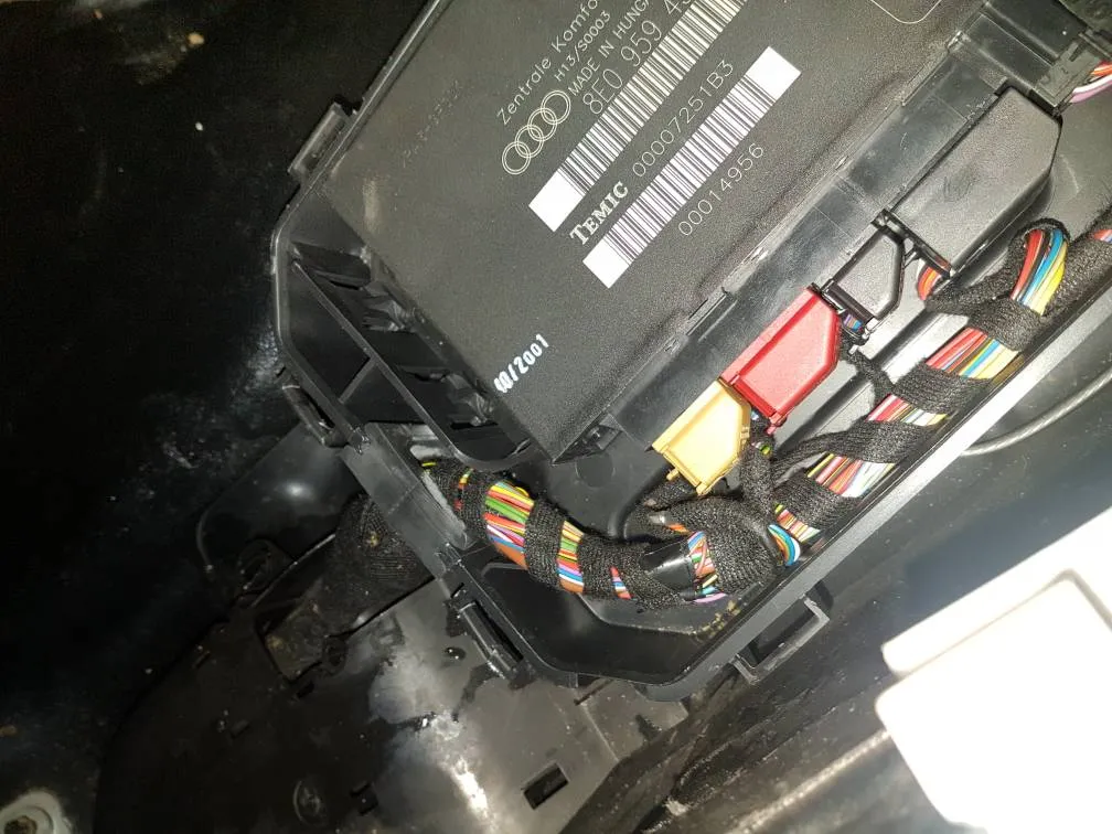 Zdjęcie Gdzie są bezpieczniki w Audi A4 B7? Oto, co musisz wiedzieć