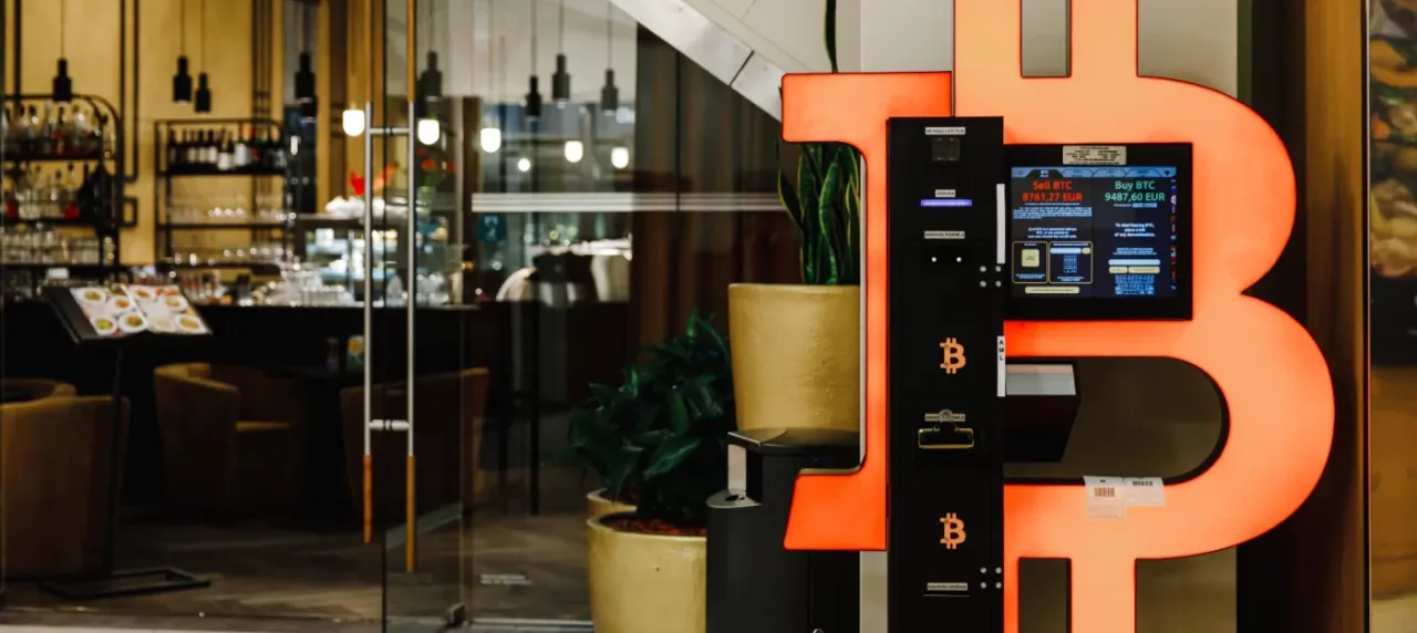 Zdjęcie Jak bezpiecznie i szybko korzystać z Bitcoin bankomatu bez ryzyka